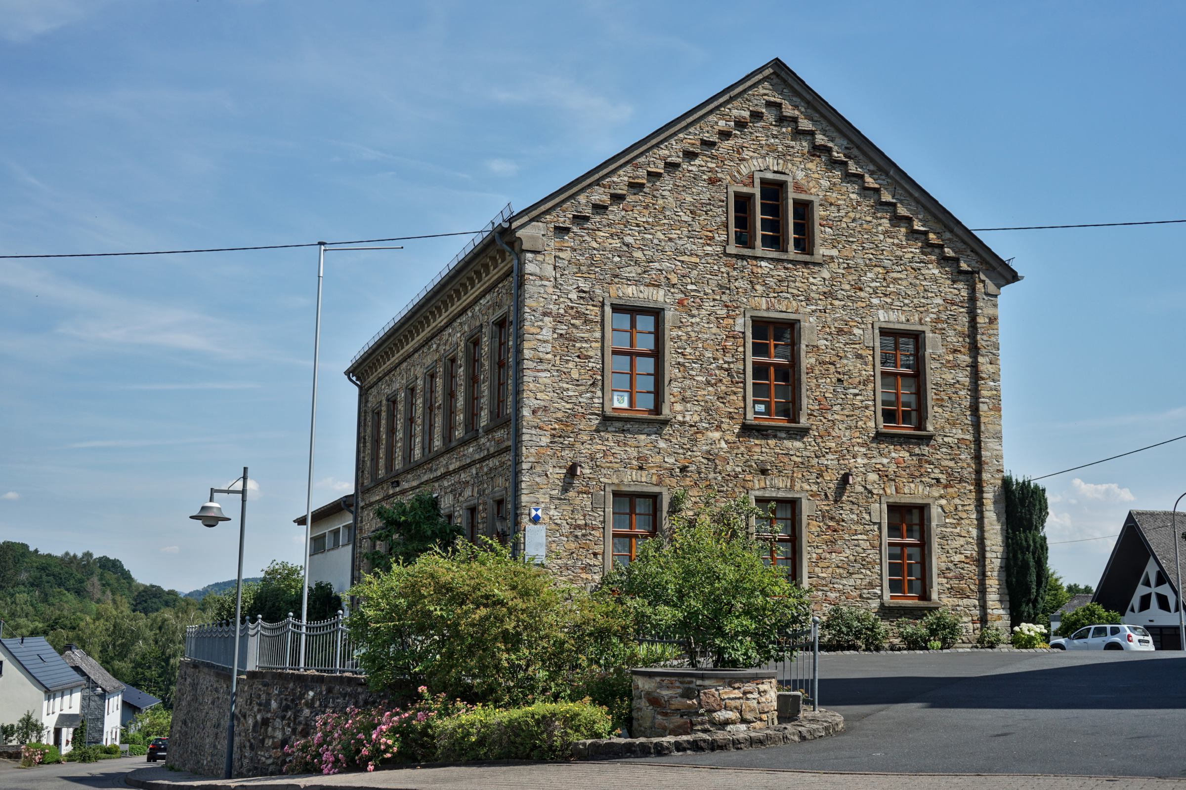Alte Schule Holler mit Gemeinde Büro
